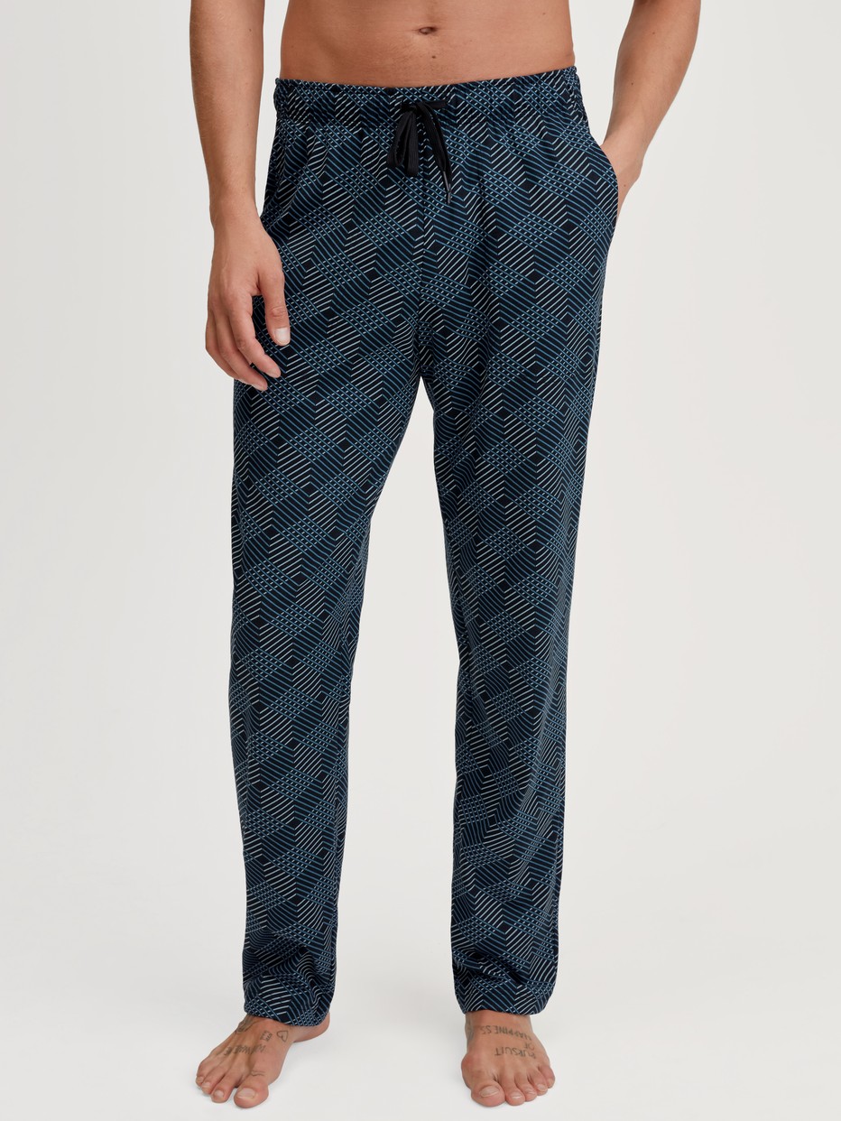 Le mannequin Homme porte le/la Bas de pyjama avec poches en 100% coton de couleur Noir, À motifs, de la série RMX Sleep Leisure de CALIDA, Vue de face