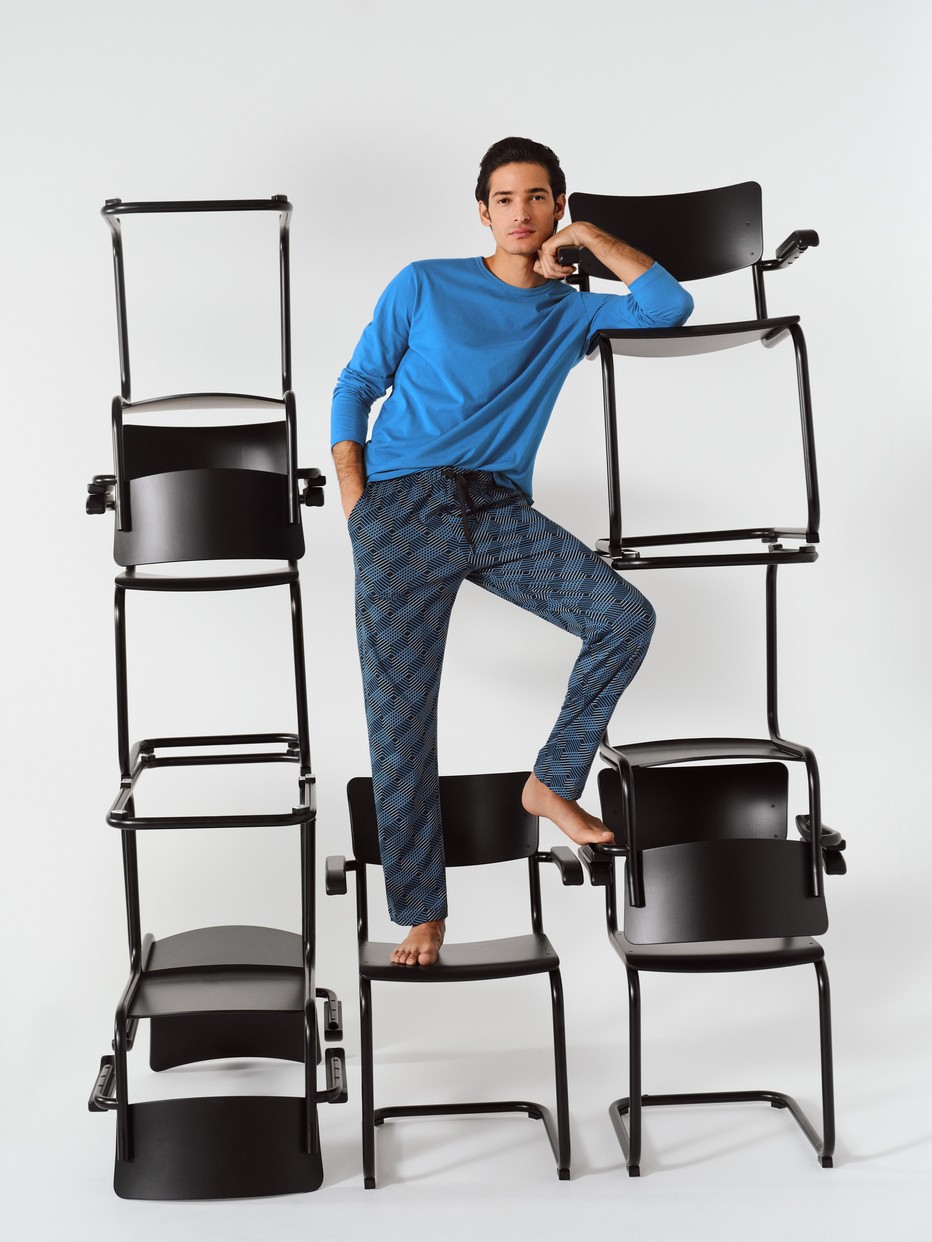 Herren-Model trägt Pyjamahose mit Seitentaschen aus 100% Baumwolle in Schwarz, Gemustert aus Serie RMX Sleep Leisure von CALIDA, Zusatzbild