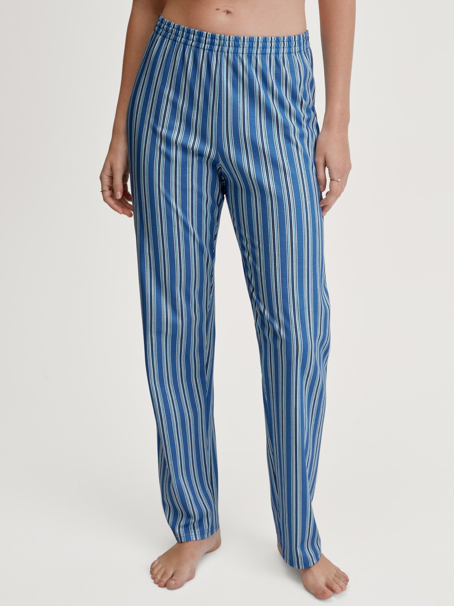 Damen-Model trägt Pyjamahose aus 100% Baumwolle in Blau, Gestreift aus Serie Favourites Journey von CALIDA, Vorderansicht