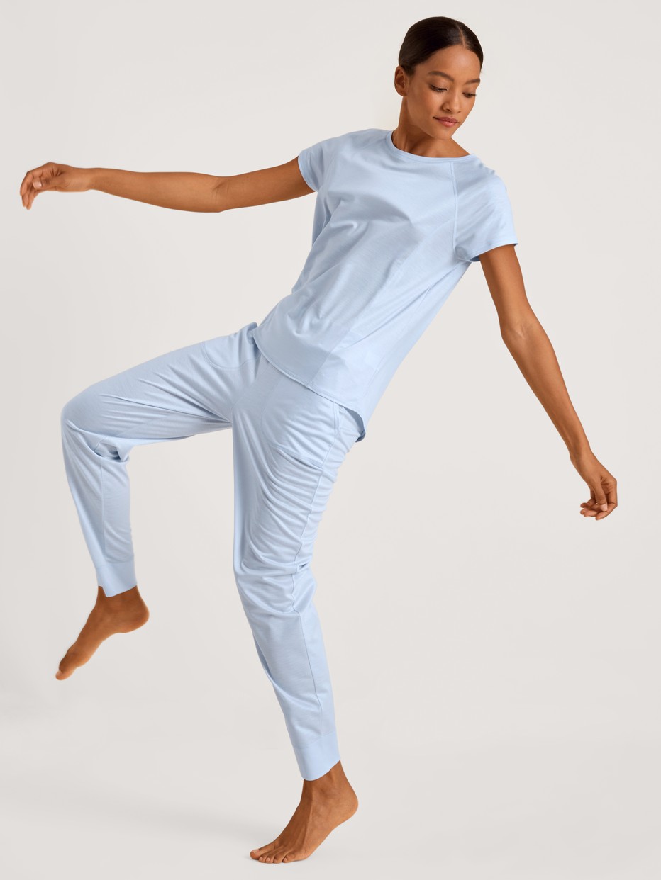 La modella / Il modello Donna indossa Pantaloni pigiama con tasche laterali in Lyocell di colore Blu, Tinta unita, della serie DSW Cooling di CALIDA, Vista frontale, Abbigliamento