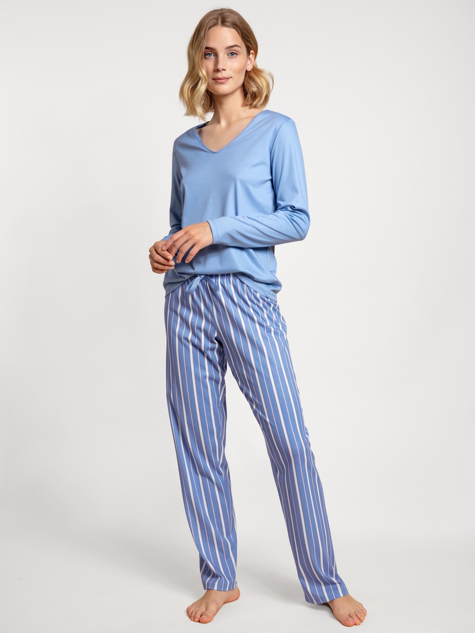 Damen-Model trägt Pants aus 100% Baumwolle in Blau, Einfarbig aus Serie Special von CALIDA, Vorderansicht