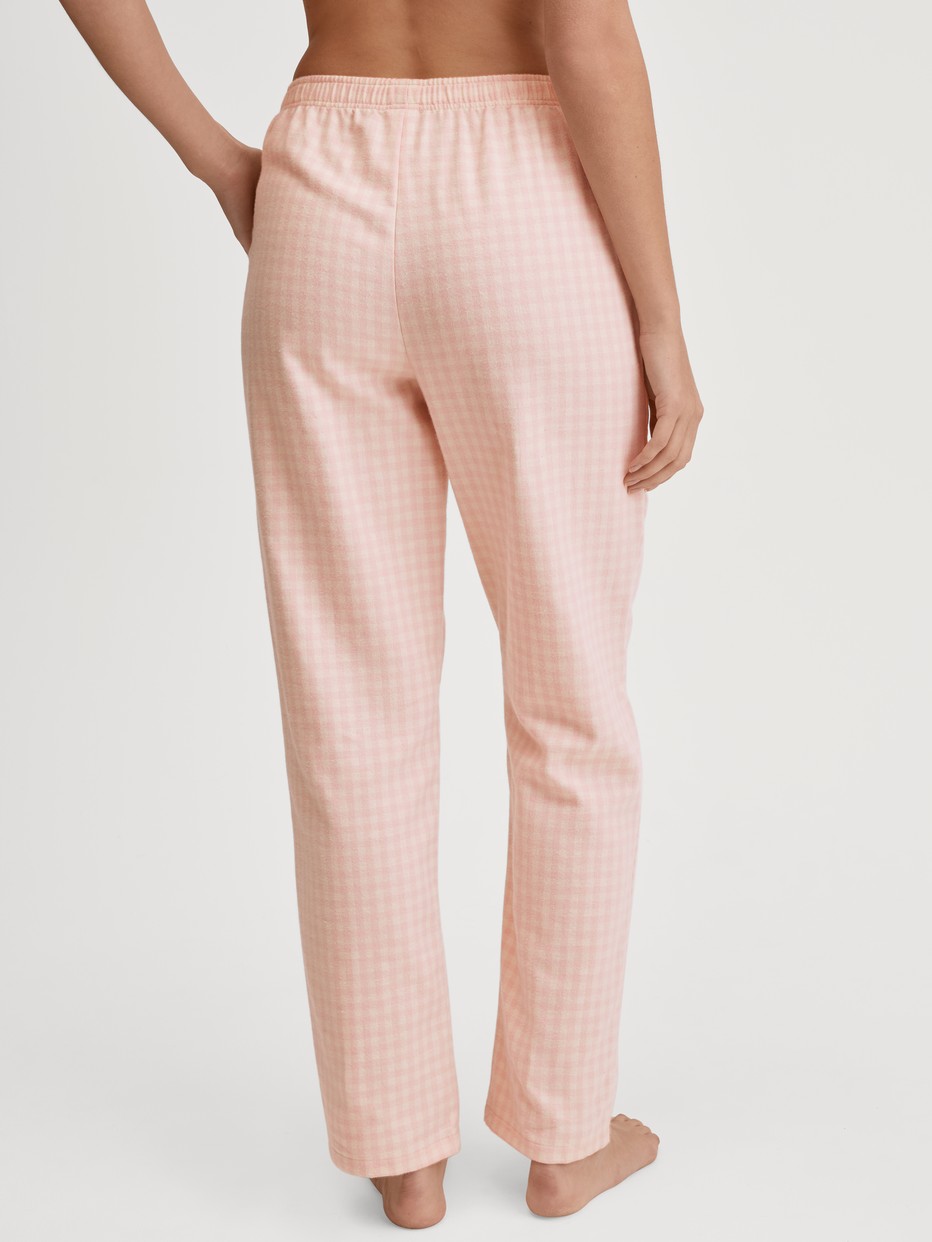 Damen-Model trägt Flanellhose mit Seitentaschen aus 100% Baumwolle in Beige, Einfarbig aus Serie Favourites Universe von CALIDA, Rückansicht