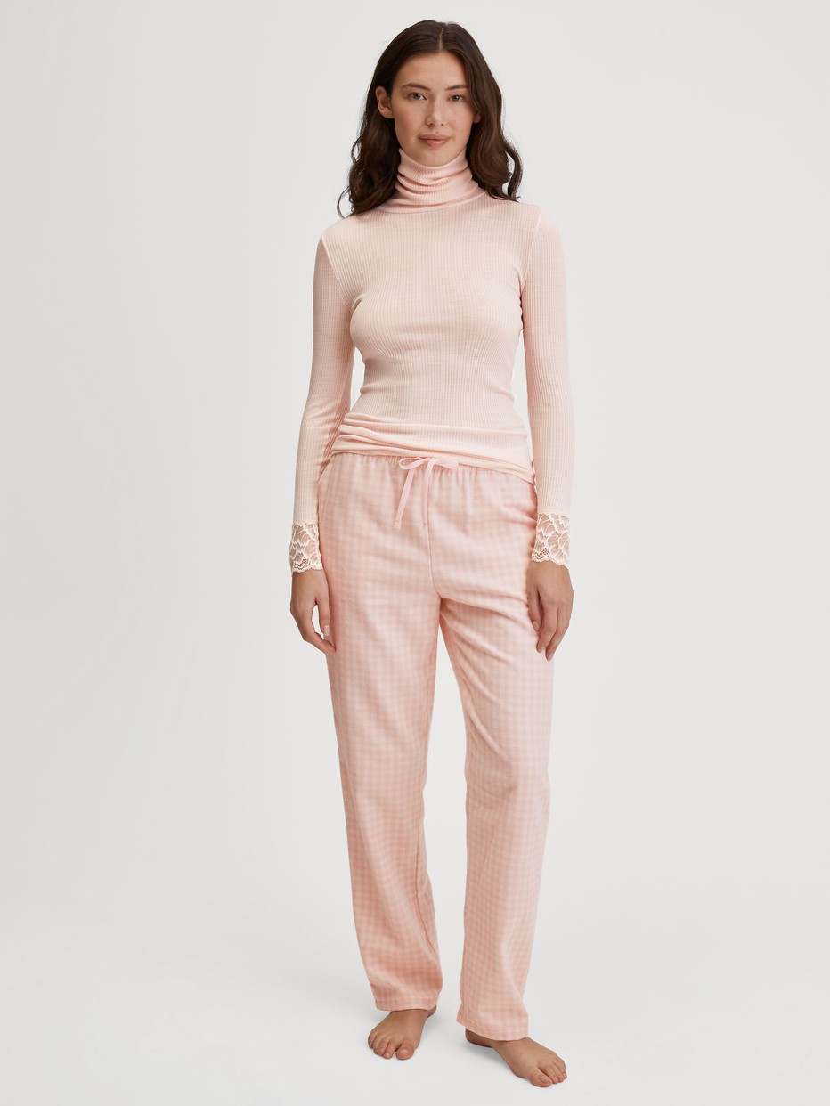 Damen-Model trägt Flanellhose mit Seitentaschen aus 100% Baumwolle in Beige, Einfarbig aus Serie Favourites Universe von CALIDA, Outfit