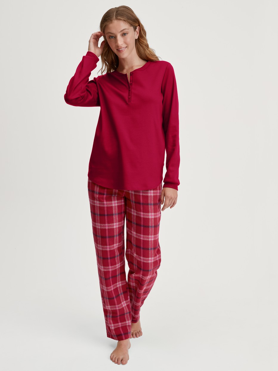 Le mannequin Femme porte le/la Pantalon en flanelle en 100% coton de couleur Rouge, À carreaux, de la série Favourites Holidays de CALIDA, Tenue