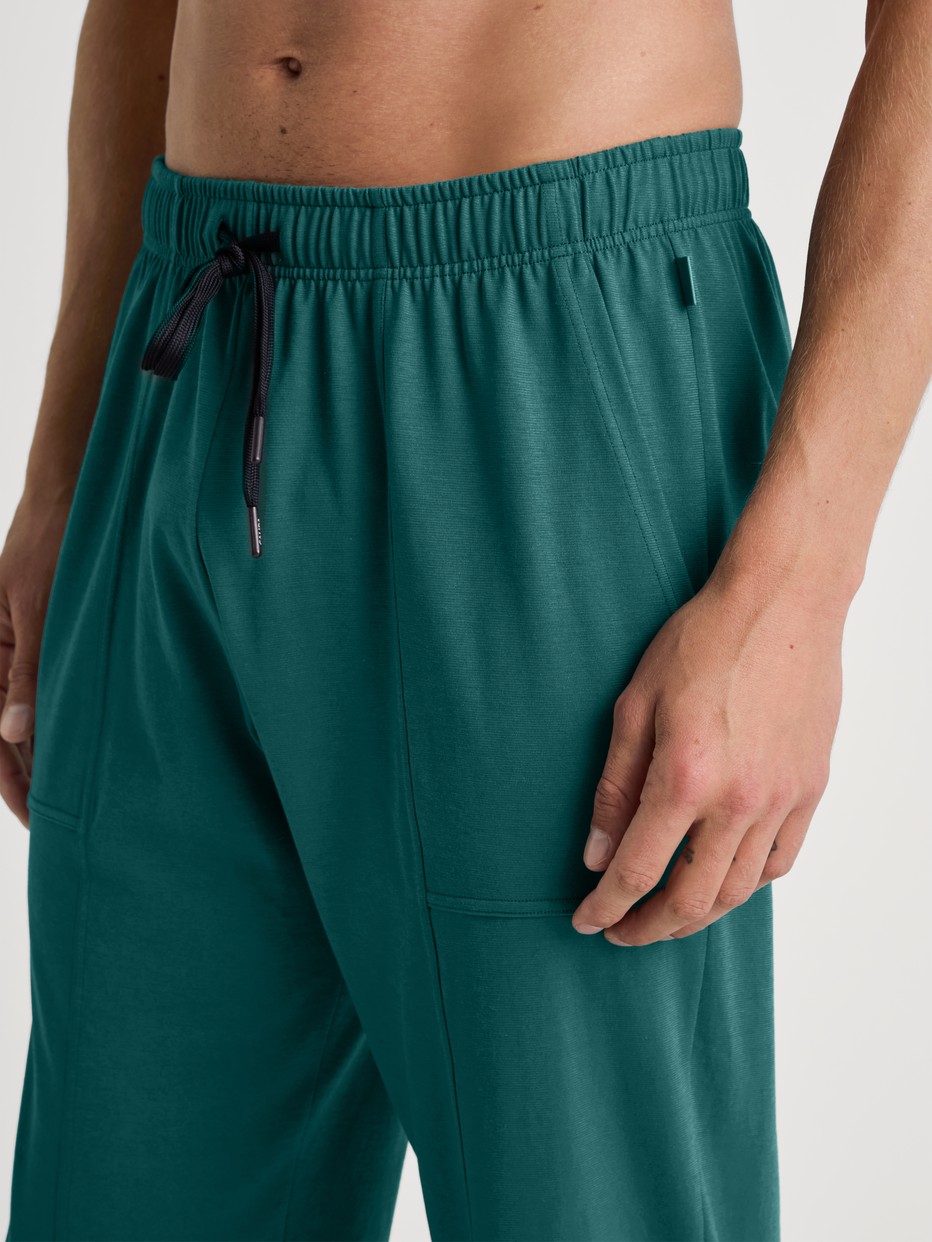 Le mannequin Homme porte le/la Bas de pyjama avec poches en 100% coton de couleur Vert, Unicolore, de la série RMX Sleep Weekend de CALIDA, Détail