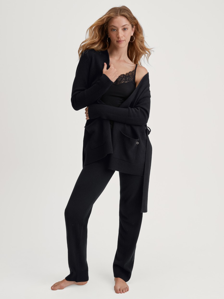 Damen-Model trägt Strickhose aus Merinowolle aus Wolle in Schwarz, Einfarbig aus Serie The Cosy Collection von CALIDA, Outfit