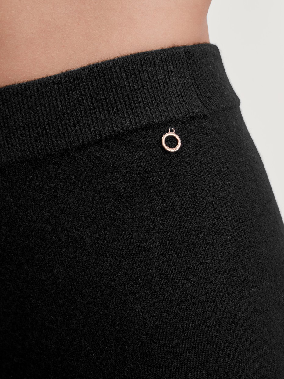 Damen-Model trägt Strickhose aus Merinowolle aus Wolle in Schwarz, Einfarbig aus Serie The Cosy Collection von CALIDA, Detail