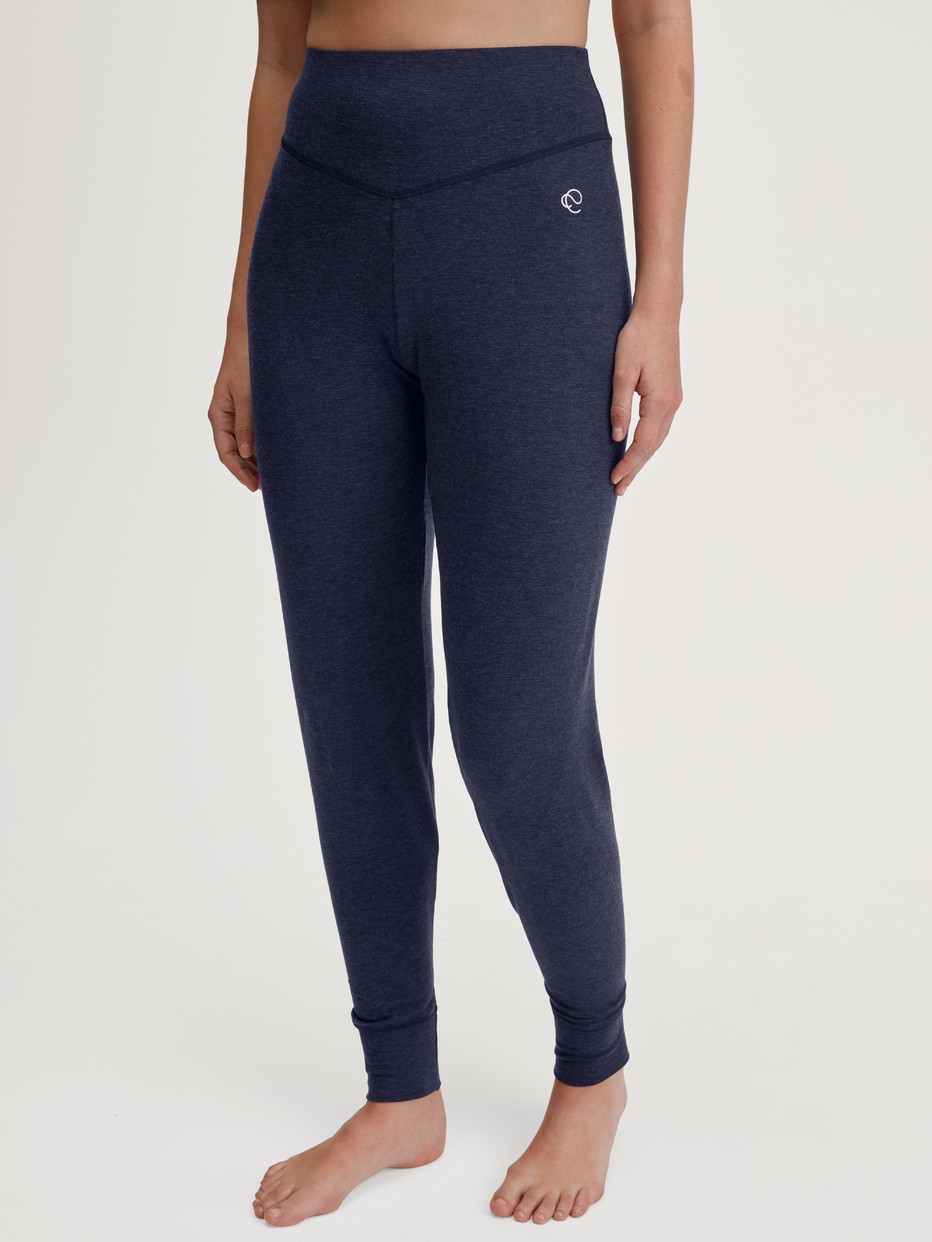 Le mannequin Femme porte le/la Bas de pyjama avec poignets en Lyocell de couleur Bleu, Unicolore, de la série DSW Warming de CALIDA, Vue de face