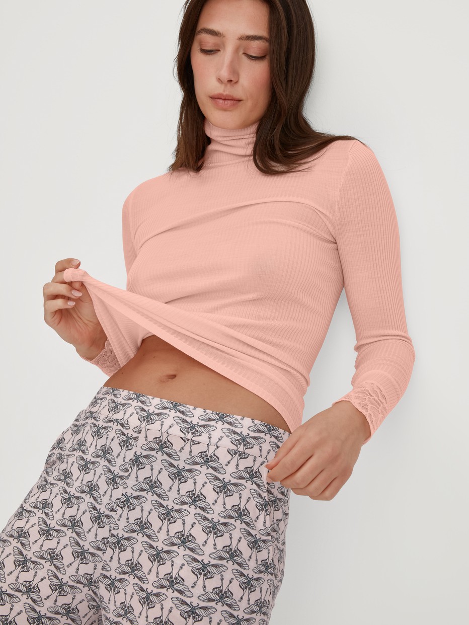 Damen-Model trägt Loungehose mit Seitentaschen aus Modal in Rosa, Gemustert aus Serie Favourites Seduction von CALIDA, Zusatzbild