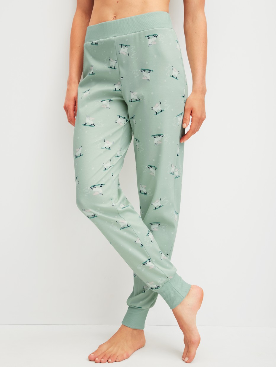 Damen-Model trägt Pyjamahose mit Bündchen aus 100% Baumwolle in Grün, Motiv aus Serie Favourites Cats von CALIDA, Vorderansicht