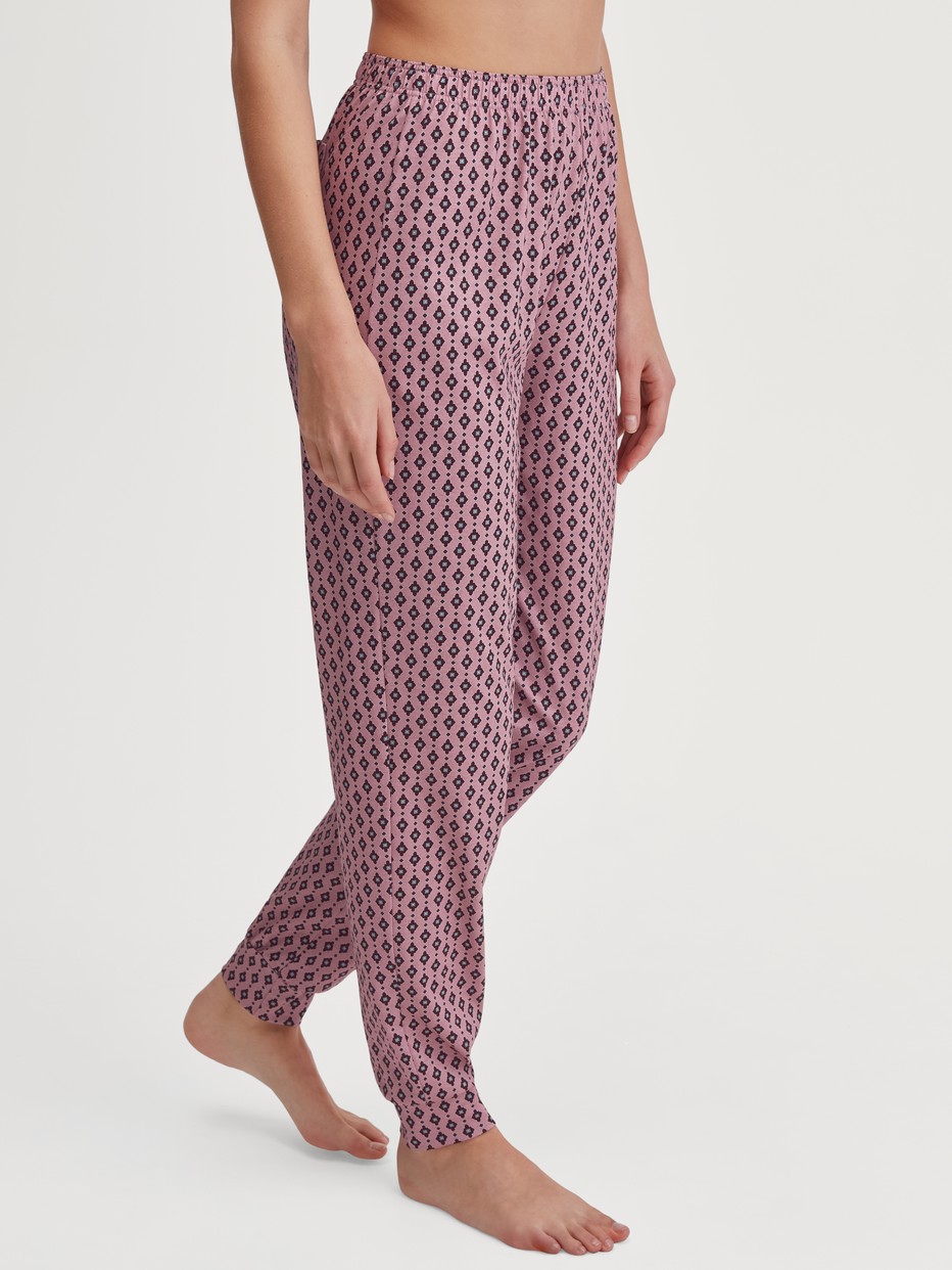 Damen-Model trägt Pyjamahose mit Bündchen aus 100% Baumwolle in Rosa, Floral aus Serie Favourites Botanic von CALIDA, Vorderansicht