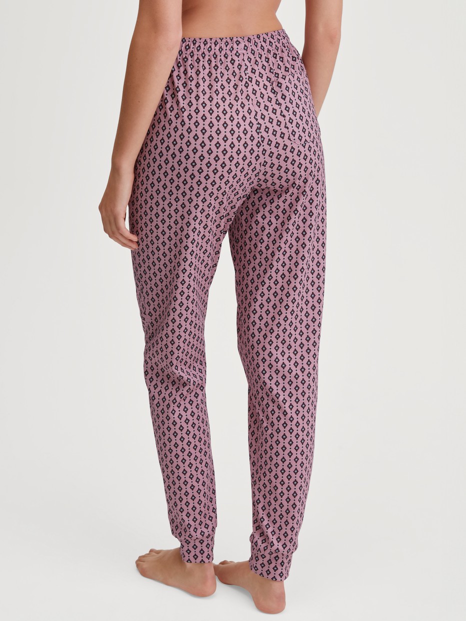 Damen-Model trägt Pyjamahose mit Bündchen aus 100% Baumwolle in Rosa, Floral aus Serie Favourites Botanic von CALIDA, Rückansicht