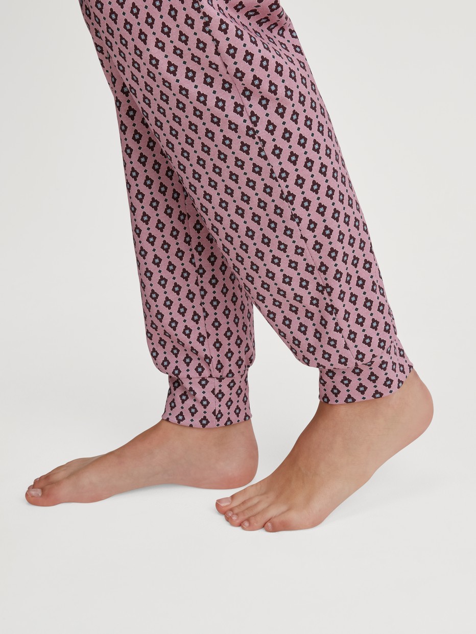 Damen-Model trägt Pyjamahose mit Bündchen aus 100% Baumwolle in Rosa, Floral aus Serie Favourites Botanic von CALIDA, Detail