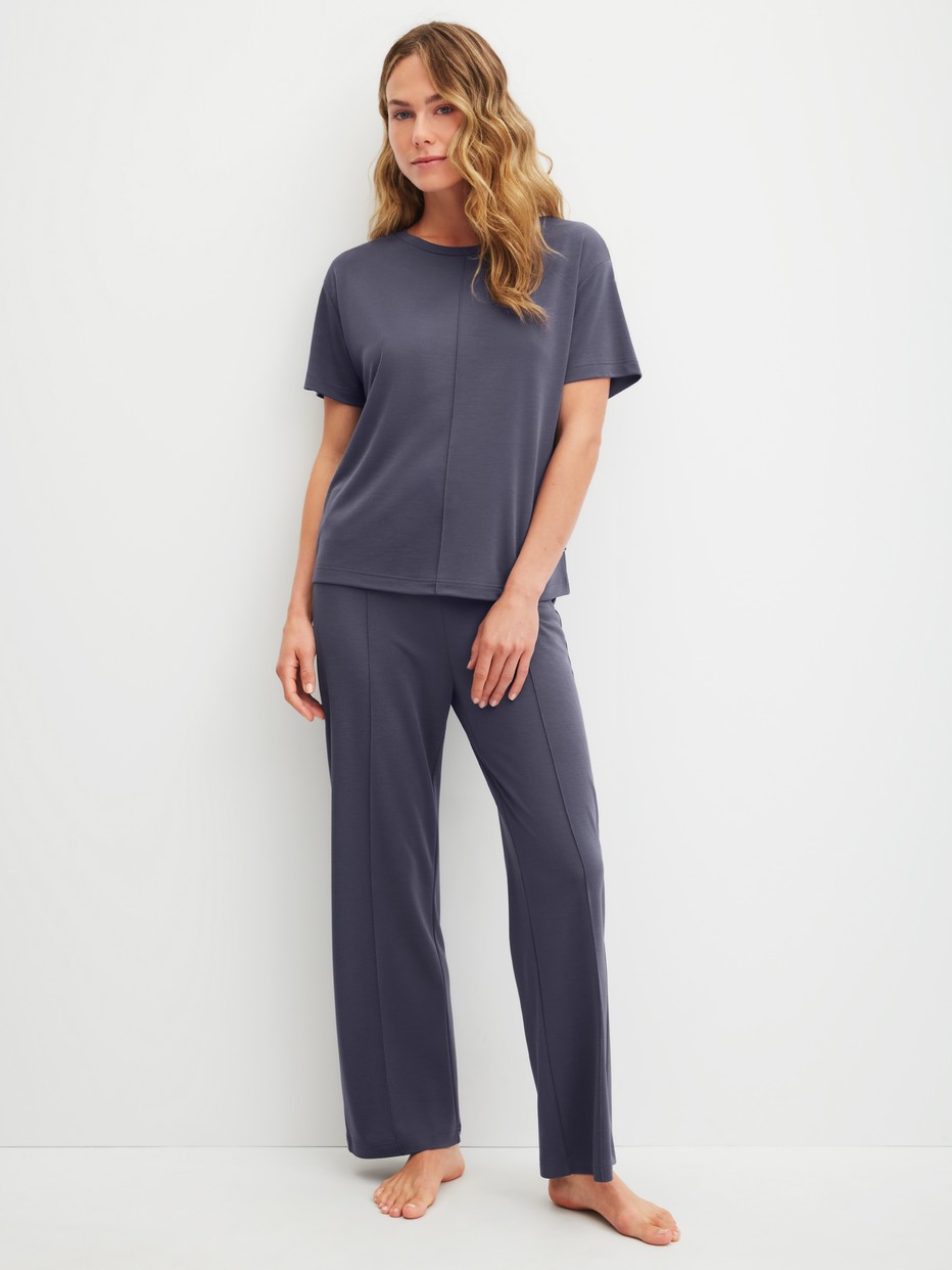 Damen-Model trägt Pyjamahose aus Modal in Blau, Einfarbig aus Serie Natural Loungewear von CALIDA, Outfit