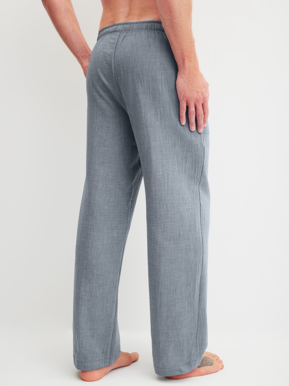 Herren-Model trägt Pyjamahose aus 100% Baumwolle in Grau, Einfarbig aus Serie RMX Sleep Journey von CALIDA, Rückansicht