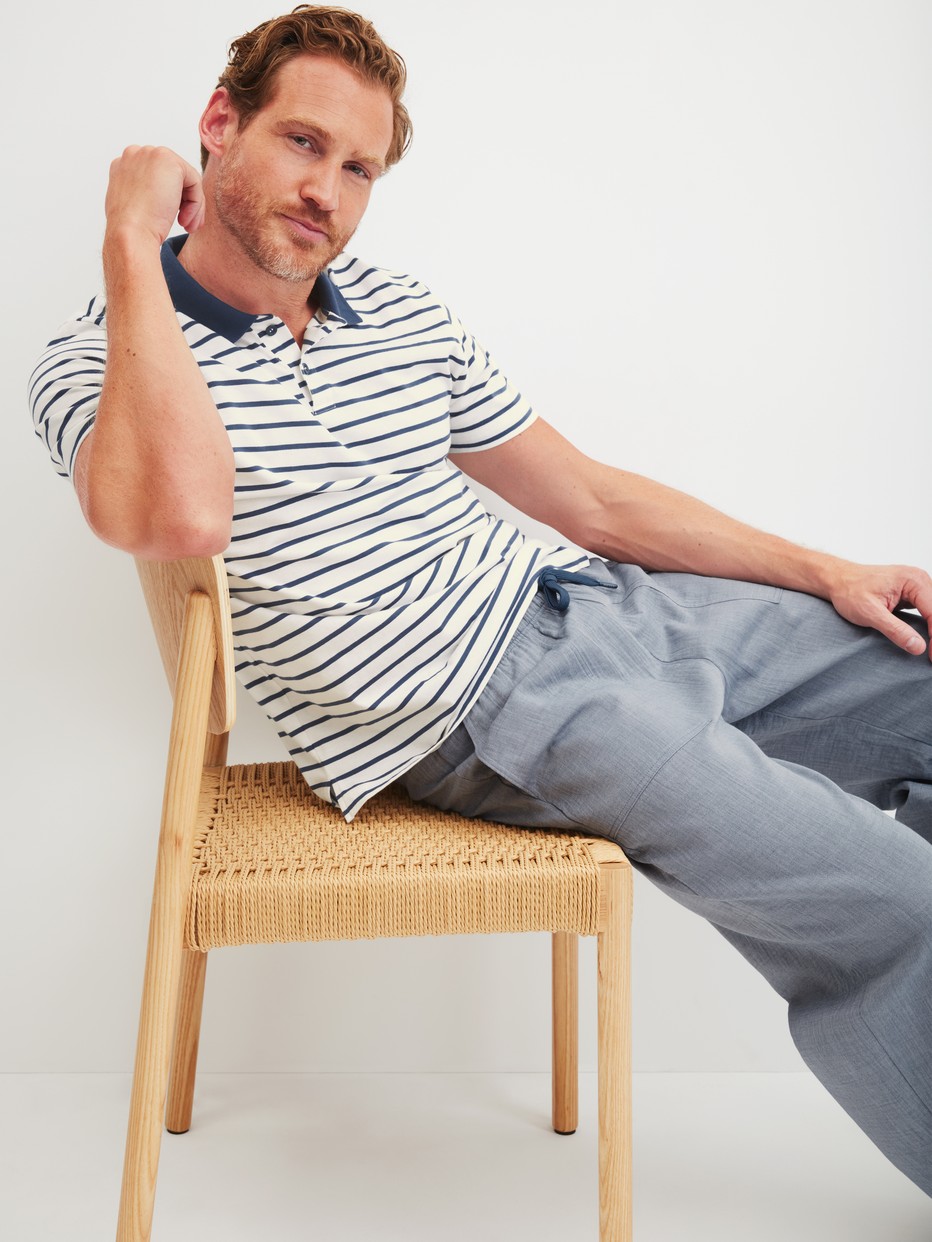 Herren-Model trägt Pyjamahose aus 100% Baumwolle in Grau, Einfarbig aus Serie RMX Sleep Journey von CALIDA, Zusatzbild