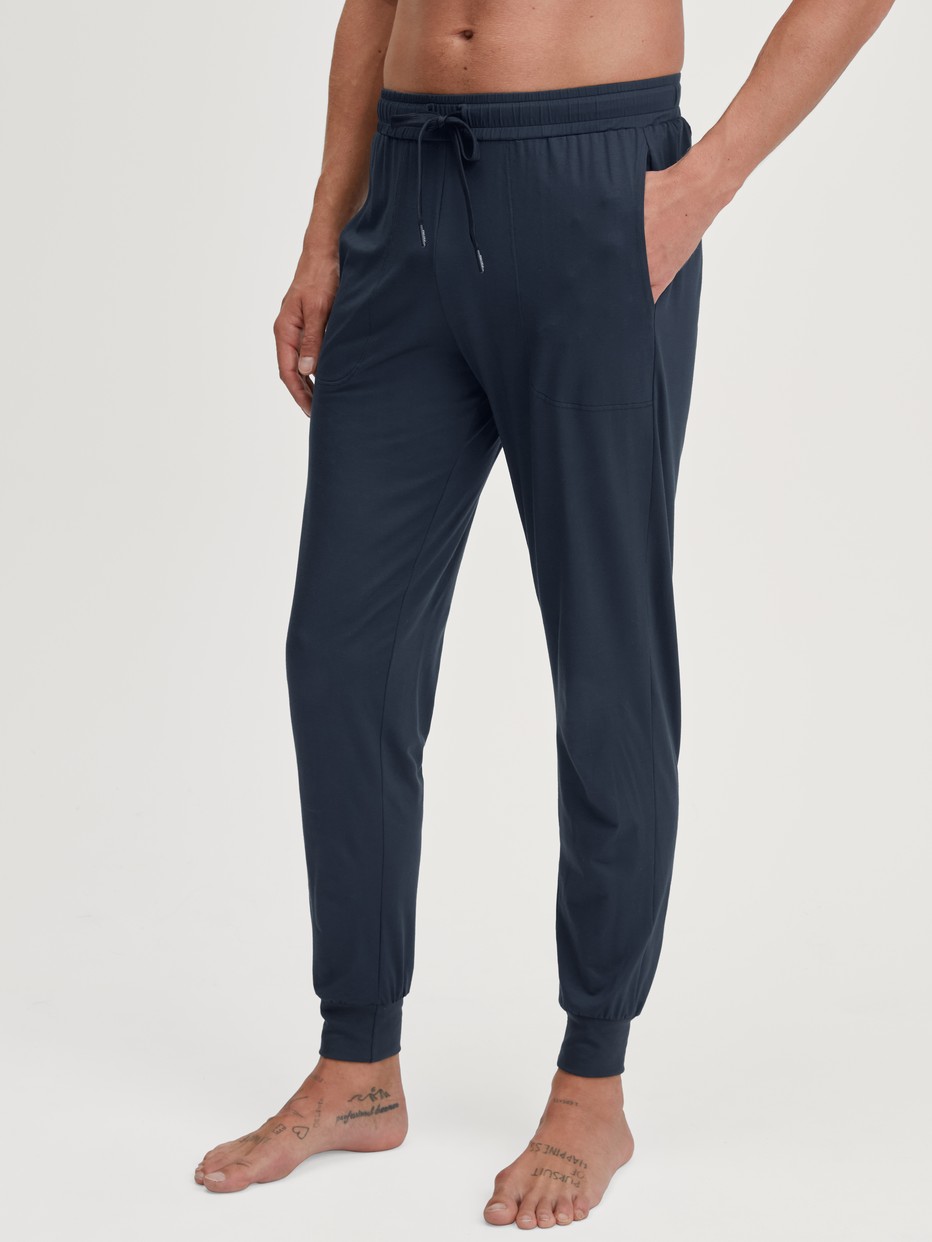 Herren-Model trägt Pyjamahose mit Bündchen aus Modal in Blau, Einfarbig aus Serie DSW Balancing von CALIDA, Vorderansicht