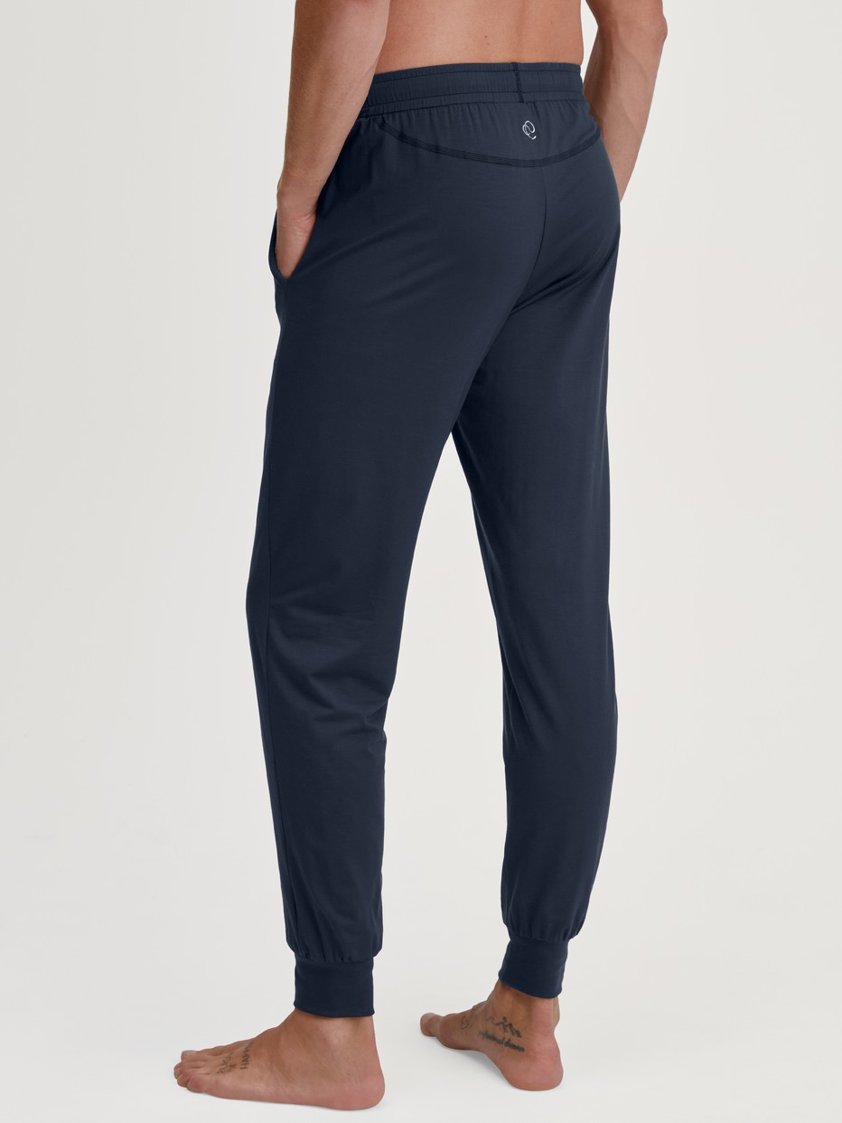 Herren-Model trägt Pyjamahose mit Bündchen aus Modal in Blau, Einfarbig aus Serie DSW Balancing von CALIDA, Rückansicht
