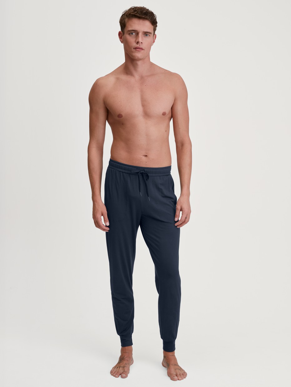 Herren-Model trägt Pyjamahose mit Bündchen aus Modal in Blau, Einfarbig aus Serie DSW Balancing von CALIDA, Outfit
