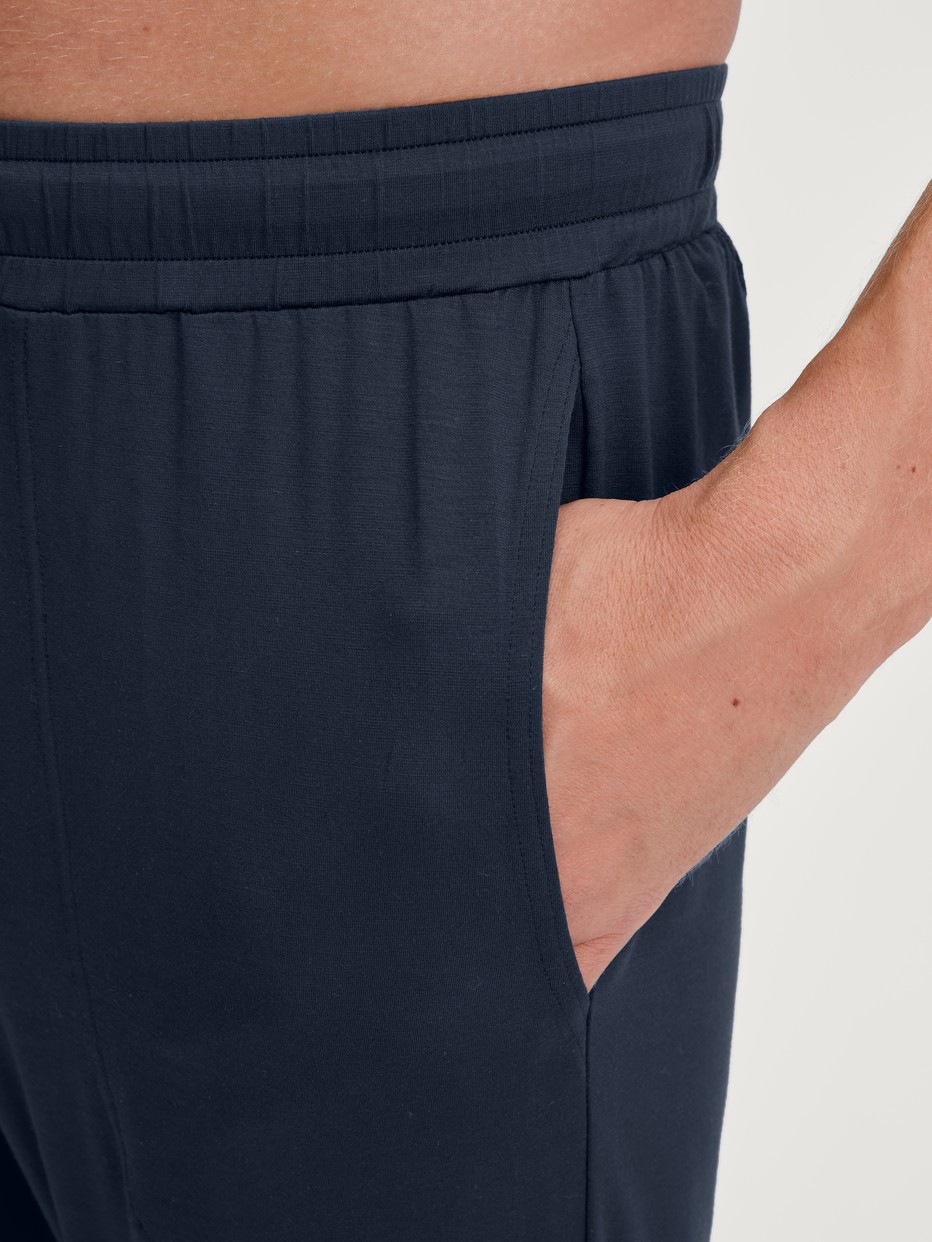 Herren-Model trägt Pyjamahose mit Bündchen aus Modal in Blau, Einfarbig aus Serie DSW Balancing von CALIDA, Detail