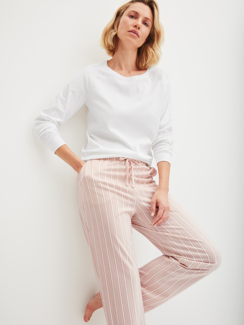 Damen-Model trägt Pyjamahose mit Seitentaschen aus Baumwolle in Beige, Gestreift aus Serie Favourites Arts von CALIDA, Vorderansicht