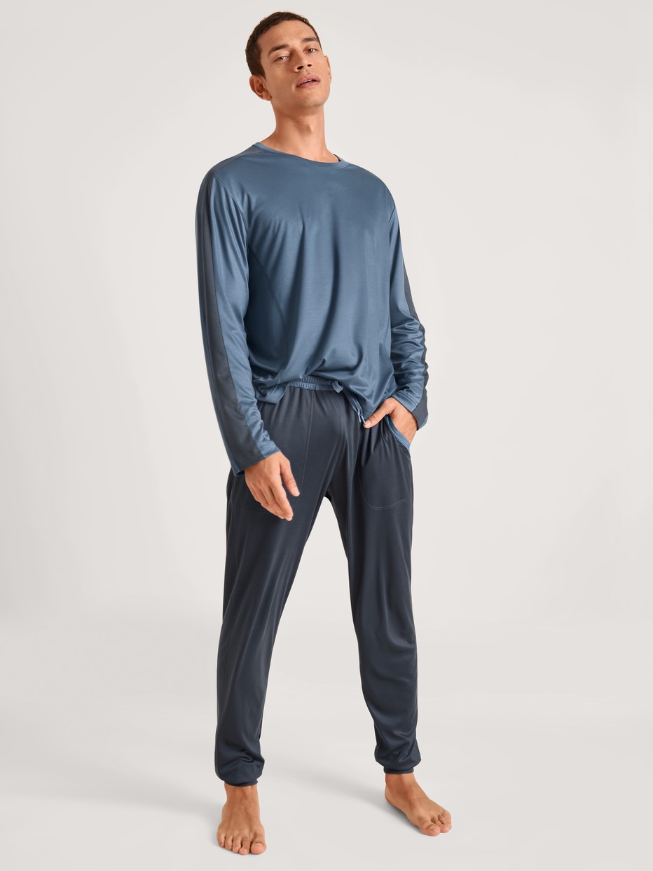 Herren-Model trägt Pants mit Bündchen und Eingrifftaschen aus Lyocell in Grau, Einfarbig aus Serie DSW Cooling von CALIDA, Vorderansicht, Outfit
