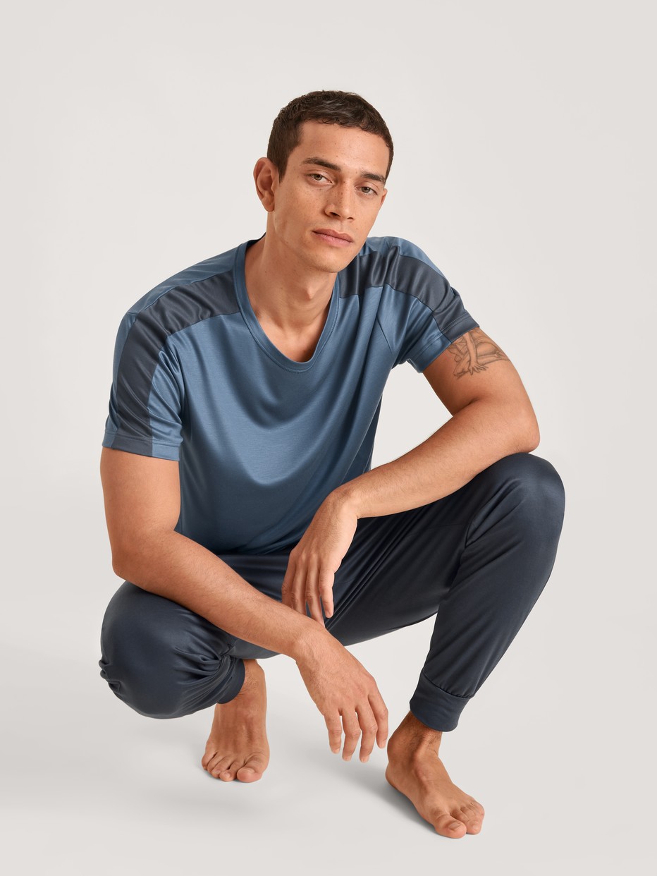 Herren-Model trägt Pants mit Bündchen und Eingrifftaschen aus Lyocell in Grau, Einfarbig aus Serie DSW Cooling von CALIDA, Zusatzbild