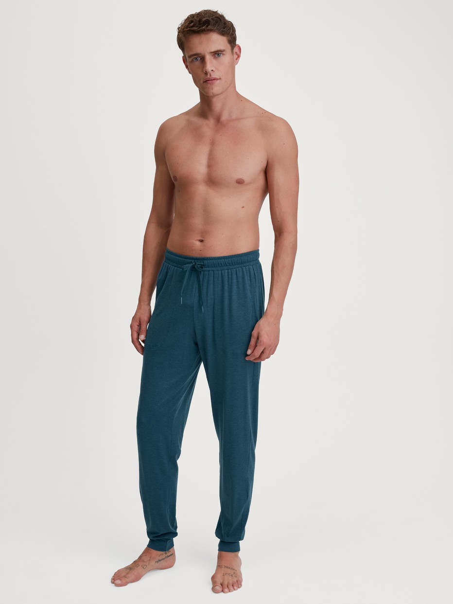 Herren-Model trägt Pyjamahose mit Bündchen aus TENCEL™ in Türkis, Einfarbig aus Serie DSW Warming von CALIDA, Outfit