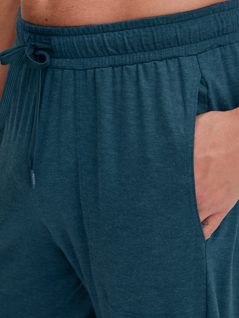 Herren-Model trägt Pyjamahose mit Bündchen aus TENCEL™ in Türkis, Einfarbig aus Serie DSW Warming von CALIDA, Detail