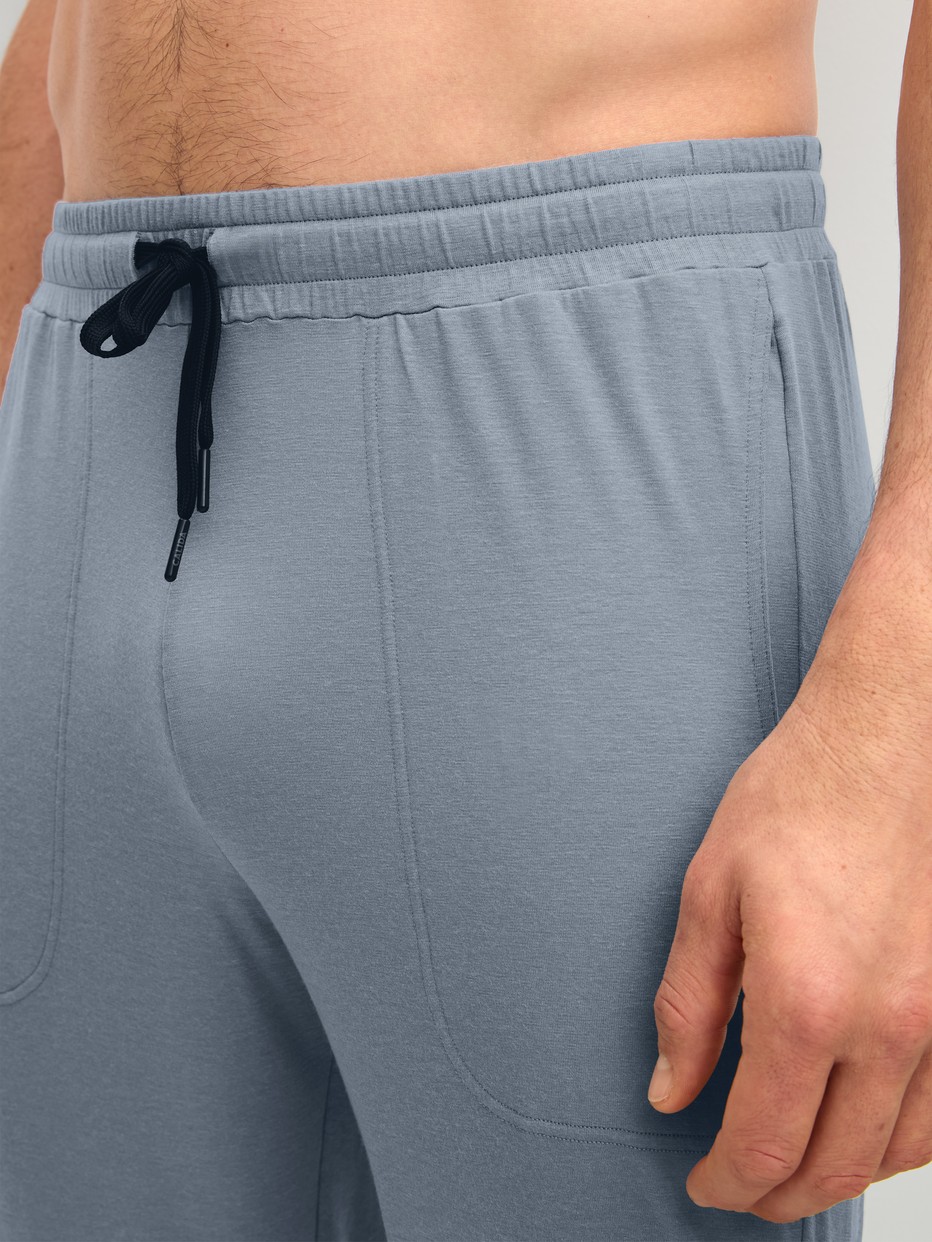 La modella / Il modello Uomo indossa Pantaloni pigiama con polsini in Lyocell di colore Grigio, Tinta unita, della serie DSW Warming di CALIDA, Dettaglio