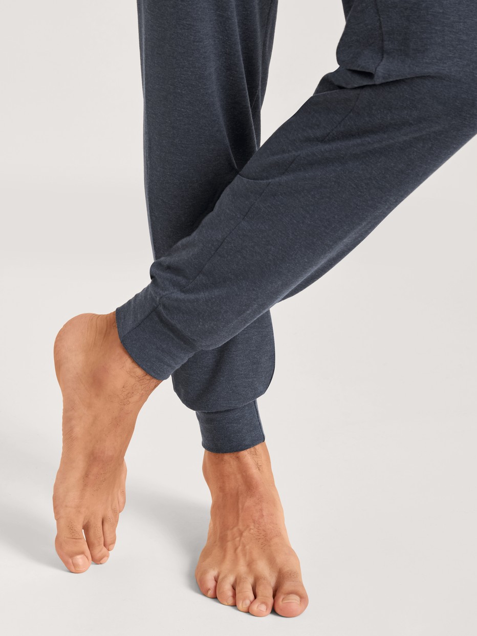 Men model is wearing Pyjama bottom with cuffs made of Lyocell in Grey, Unicoloured from the DSW Warming series by CALIDA, Detail