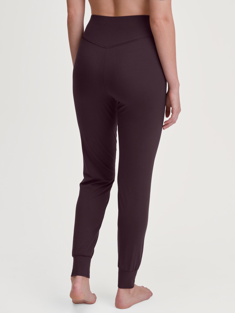 Le mannequin Femme porte le/la Bas de pyjama avec poignets en Modal de couleur Marron, Unicolore, de la série DSW Balancing de CALIDA, Vue arrière