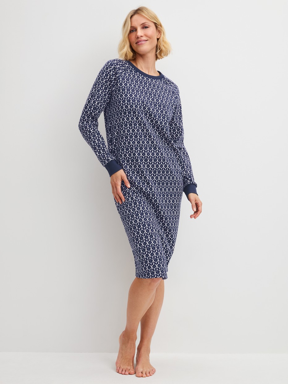 La modella / Il modello Donna indossa  in 100% cotone di colore Blu, Modello, della serie Midnight Hearts di CALIDA, Vista frontale