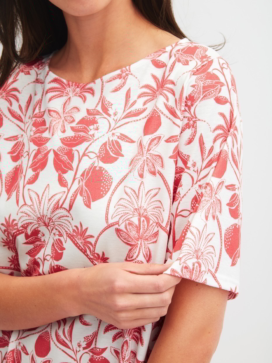 Damen-Model trägt Kurzarm-Nachthemd, Länge 95 cm aus 100% Baumwolle in Orange, Floral aus Serie Favourites Beach von CALIDA, Detail