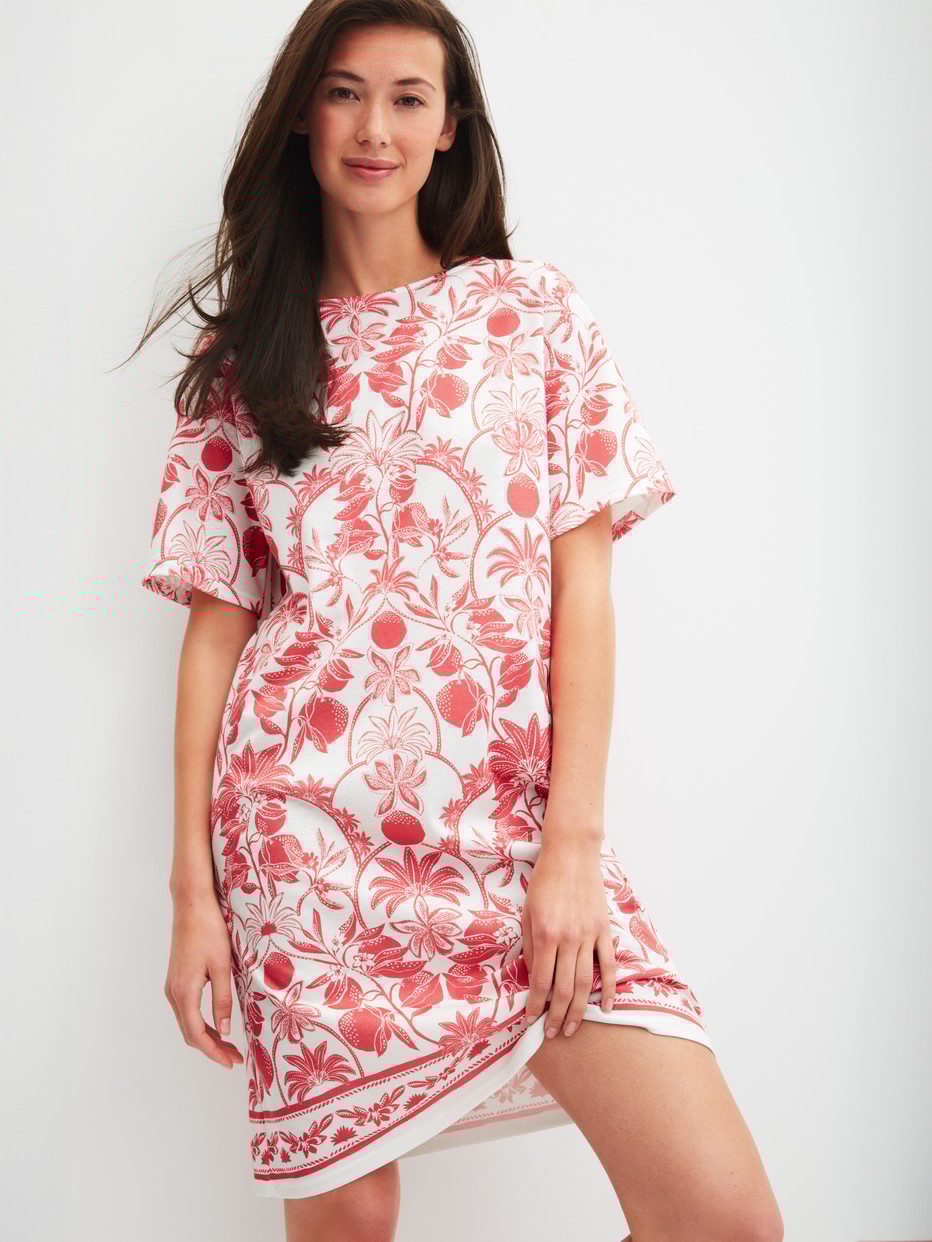 Damen-Model trägt Kurzarm-Nachthemd, Länge 95 cm aus 100% Baumwolle in Orange, Floral aus Serie Favourites Beach von CALIDA, Zusatzbild