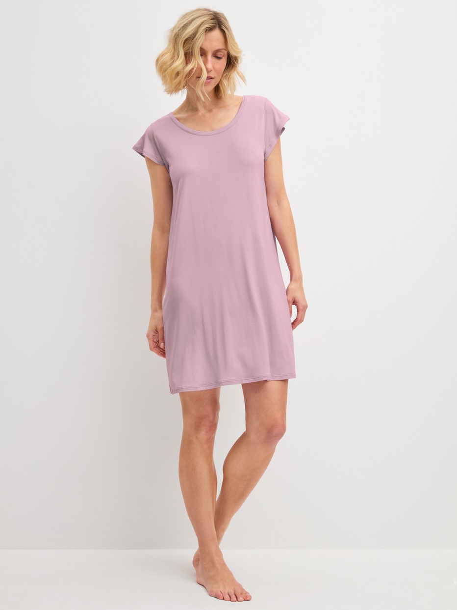 La modella / Il modello Donna indossa Camicia da notte a maniche corte, lunghezza 90 cm in Modal di colore Viola, Tinta unita, della serie DSW Balancing di CALIDA, Vista frontale