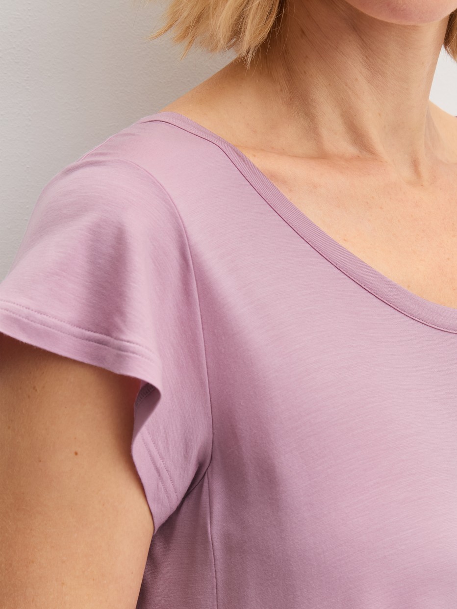 La modella / Il modello Donna indossa Camicia da notte a maniche corte, lunghezza 90 cm in Modal di colore Viola, Tinta unita, della serie DSW Balancing di CALIDA, Dettaglio