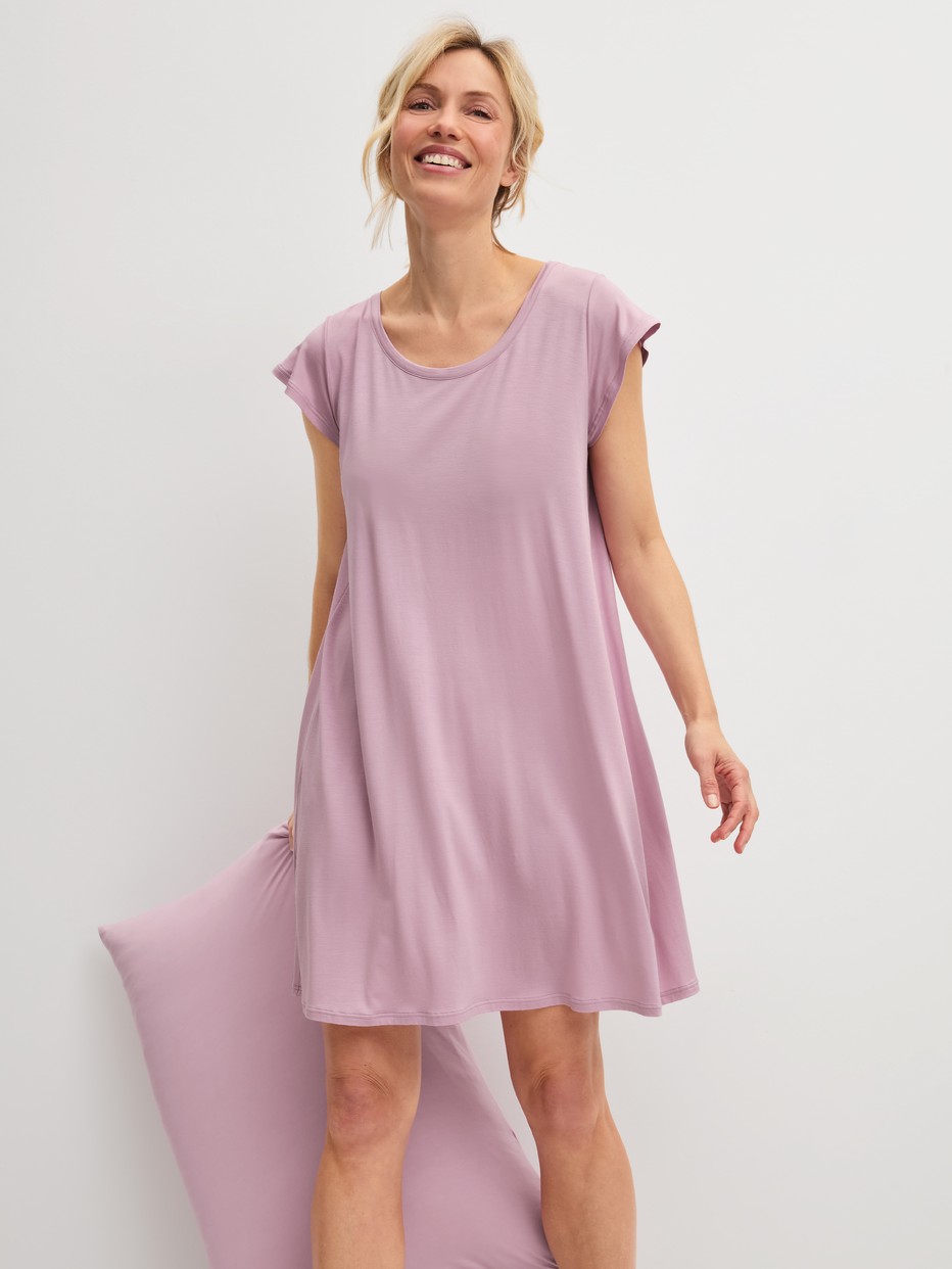 La modella / Il modello Donna indossa Camicia da notte a maniche corte, lunghezza 90 cm in Modal di colore Viola, Tinta unita, della serie DSW Balancing di CALIDA, Immagine aggiuntiva