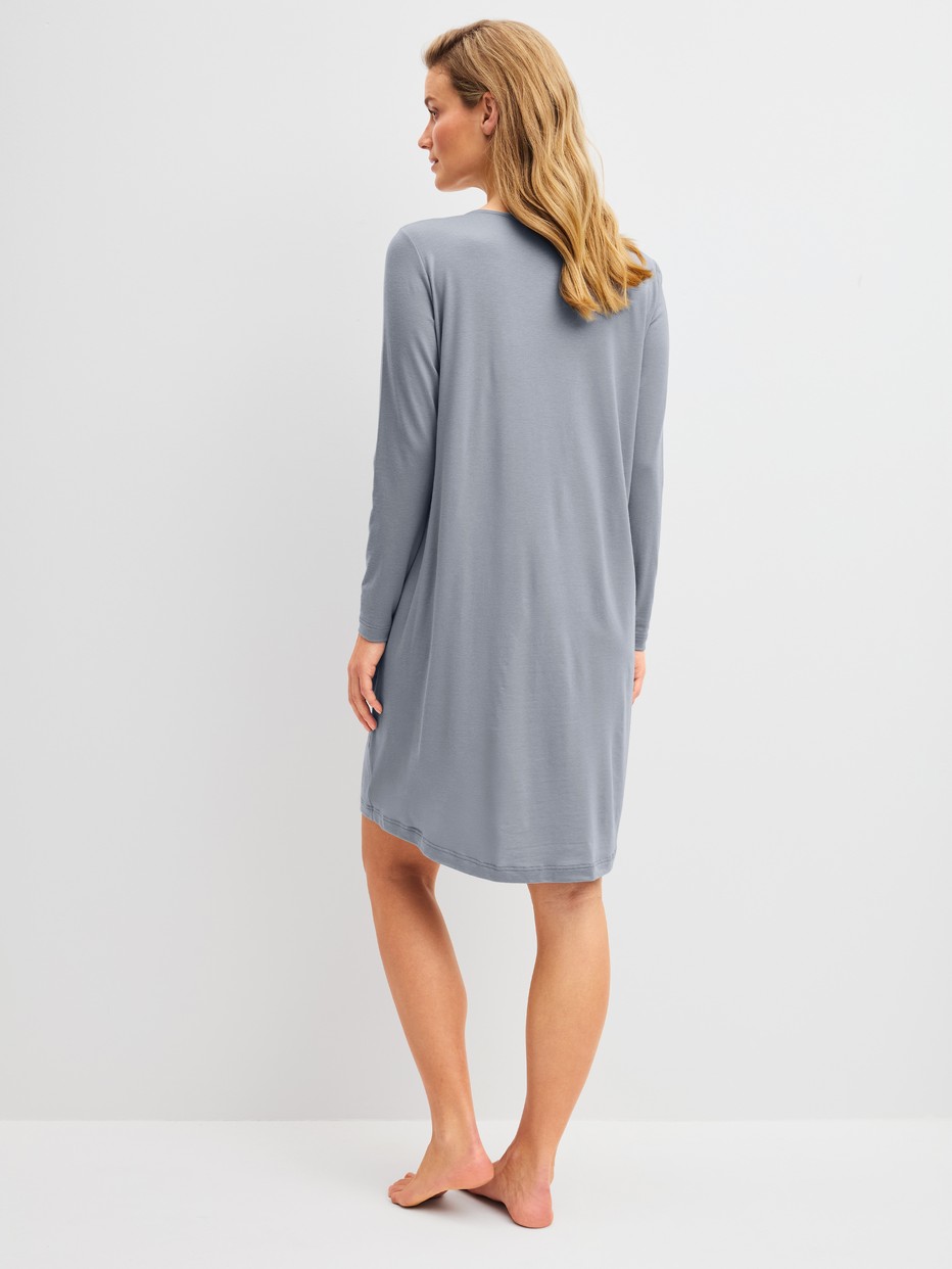 Damen-Model trägt Langarm-Nachthemd, Länge 95 cm aus Lyocell in Grau, Einfarbig aus Serie DSW Warming von CALIDA, Rückansicht