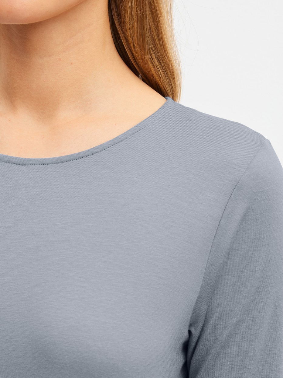 Damen-Model trägt Langarm-Nachthemd, Länge 95 cm aus Lyocell in Grau, Einfarbig aus Serie DSW Warming von CALIDA, Detail
