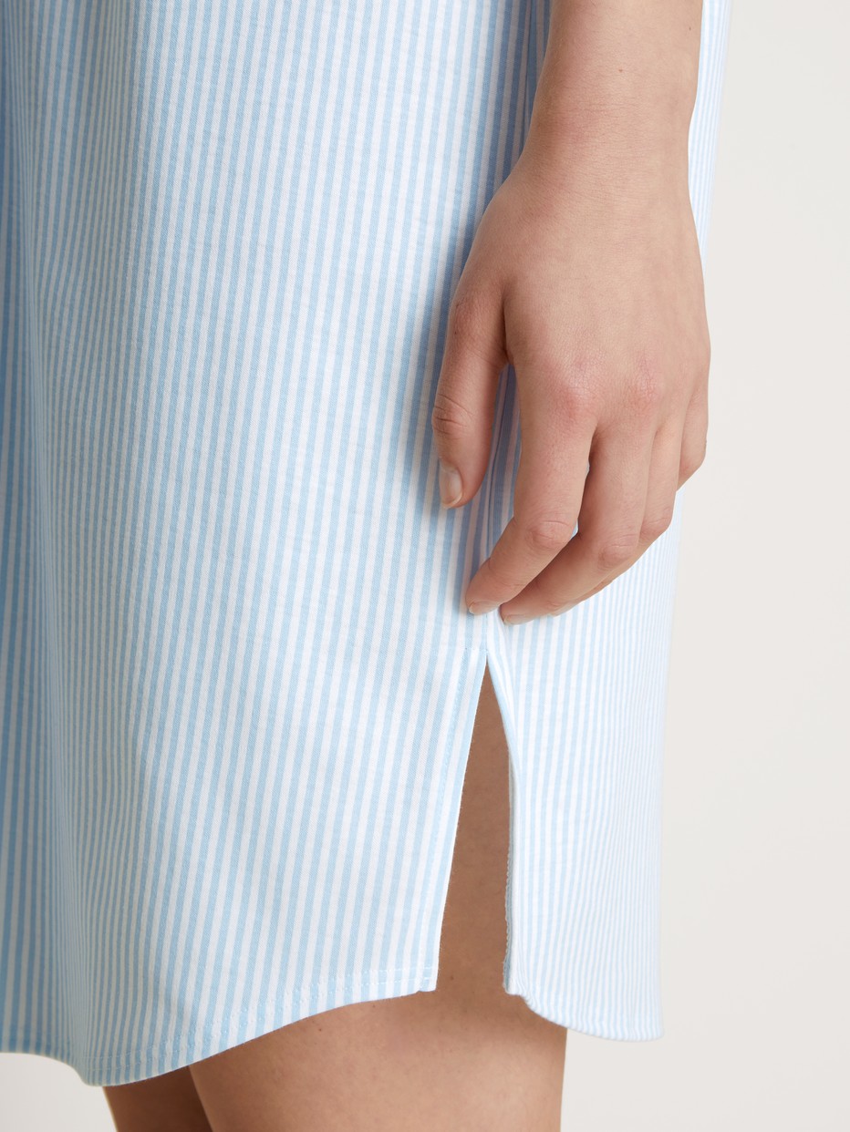 Le mannequin Femme porte le/la Chemise de nuit, longueur 95 cm en 100% coton de couleur Bleu, Rayée, de la série Amalfi Journey de CALIDA, Détail