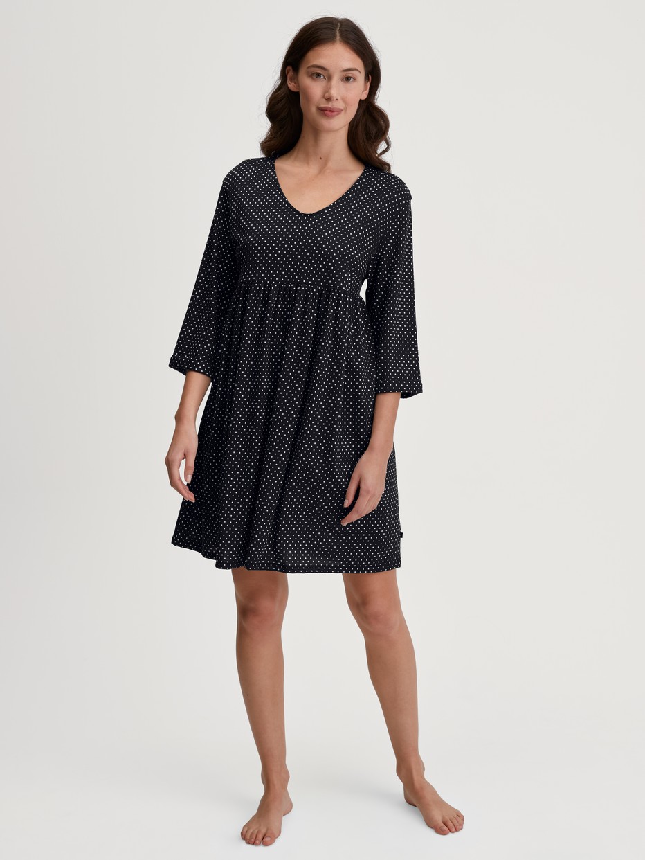 Damen-Model trägt Hauskleid, Länge 90 cm aus Baumwolle in Schwarz, Einfarbig aus Serie Favourites Journey von CALIDA, Vorderansicht