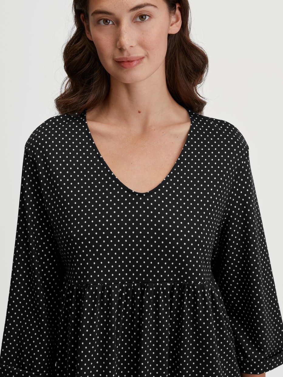 Damen-Model trägt Hauskleid, Länge 90 cm aus Baumwolle in Schwarz, Einfarbig aus Serie Favourites Journey von CALIDA, Detail