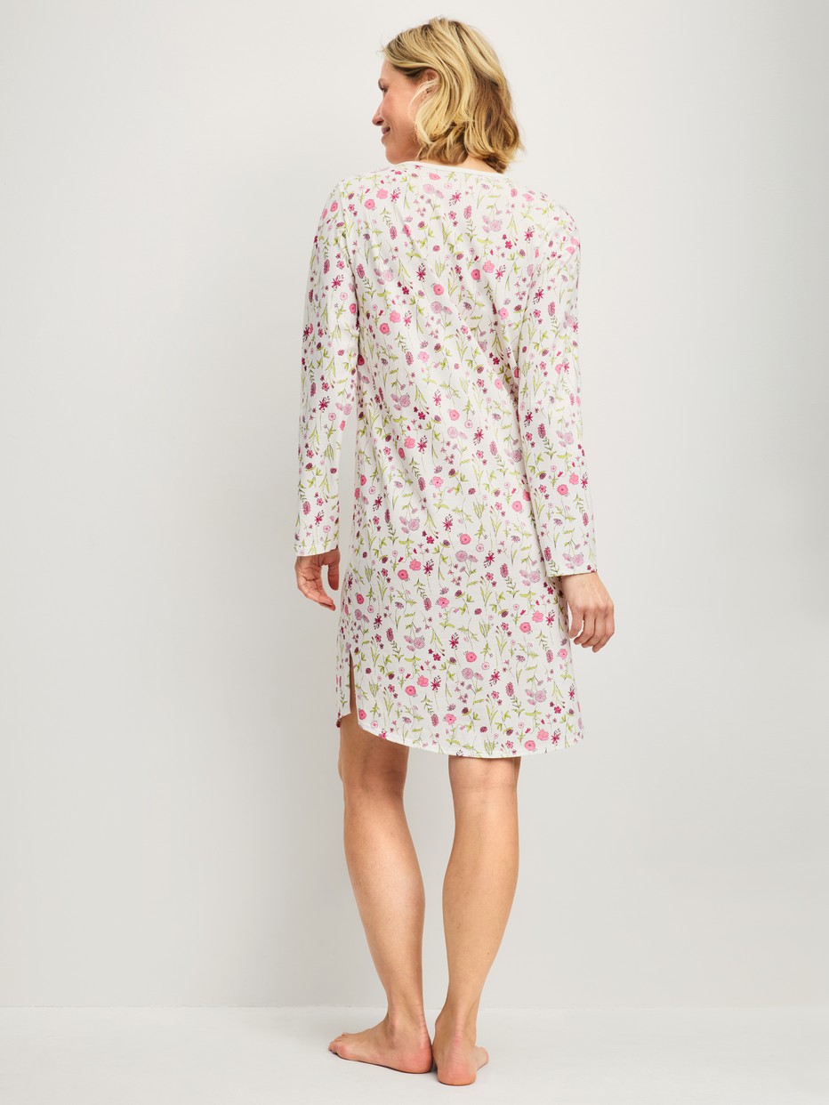 Damen-Model trägt Langarm-Nachthemd, Länge 100 cm aus 100% Baumwolle in Rosa, Gemustert aus Serie Cotton Special von CALIDA, Rückansicht