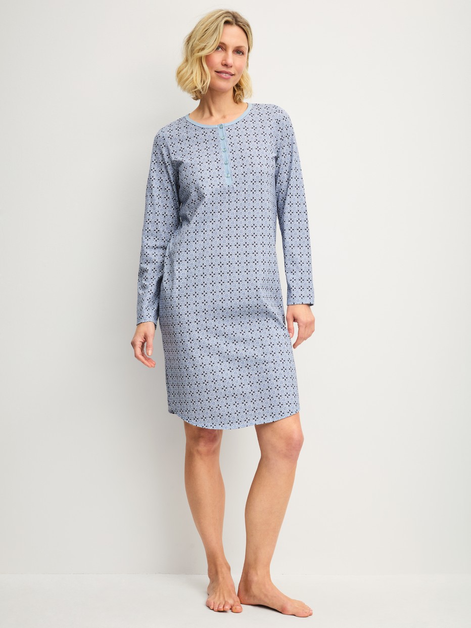 Damen-Model trägt Langarm-Nachthemd, Länge 100 cm aus 100% Baumwolle in Grau, Gemustert aus Serie Cotton Special von CALIDA, Vorderansicht