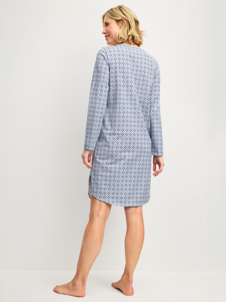 Damen-Model trägt Langarm-Nachthemd, Länge 100 cm aus 100% Baumwolle in Grau, Gemustert aus Serie Cotton Special von CALIDA, Rückansicht