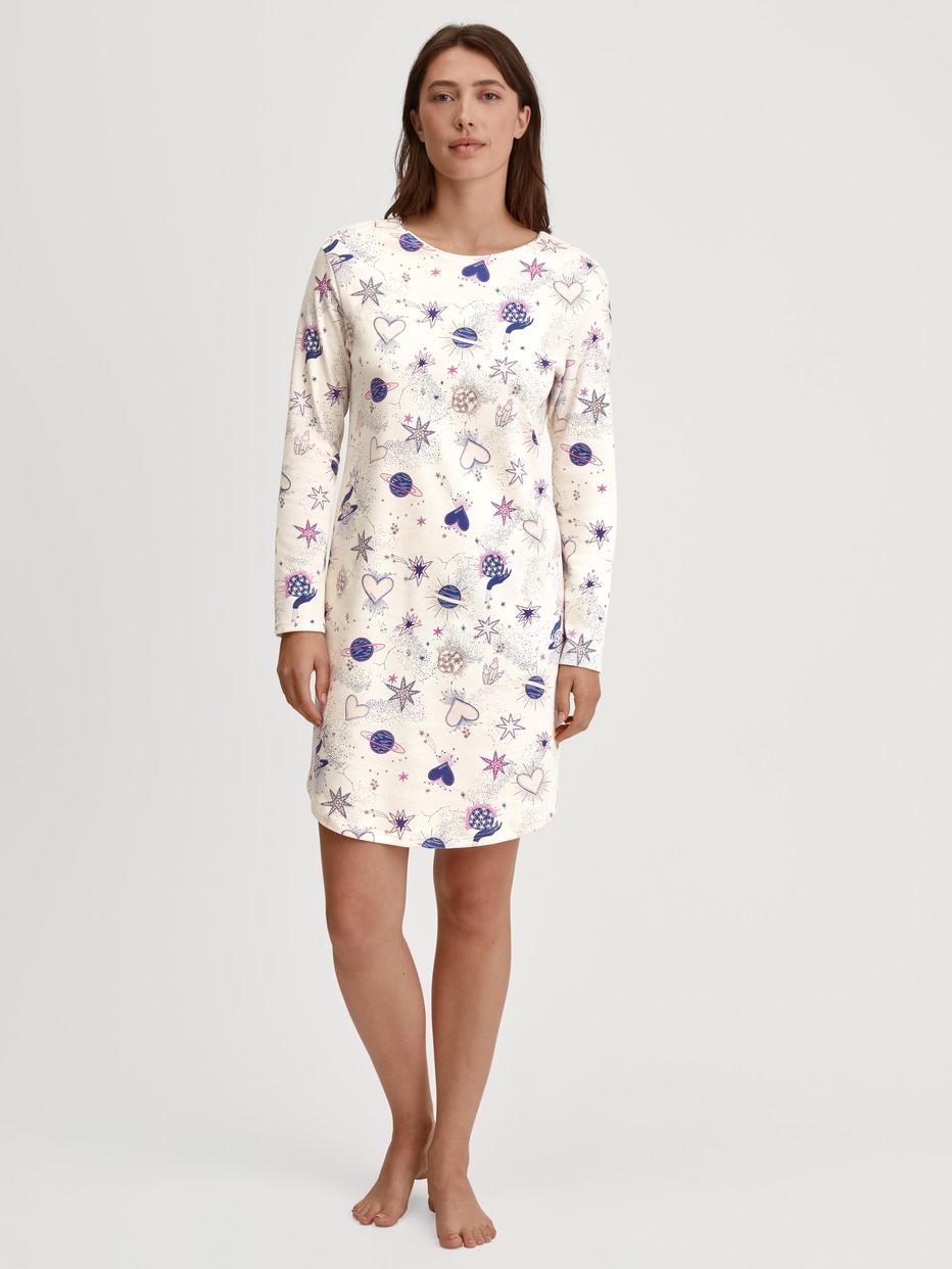 Le mannequin Femme porte le/la Chemise de nuit manches longues – Longueur 100 cm en 100% coton de couleur Beige, À motifs, de la série Favourites Universe de CALIDA, Vue de face