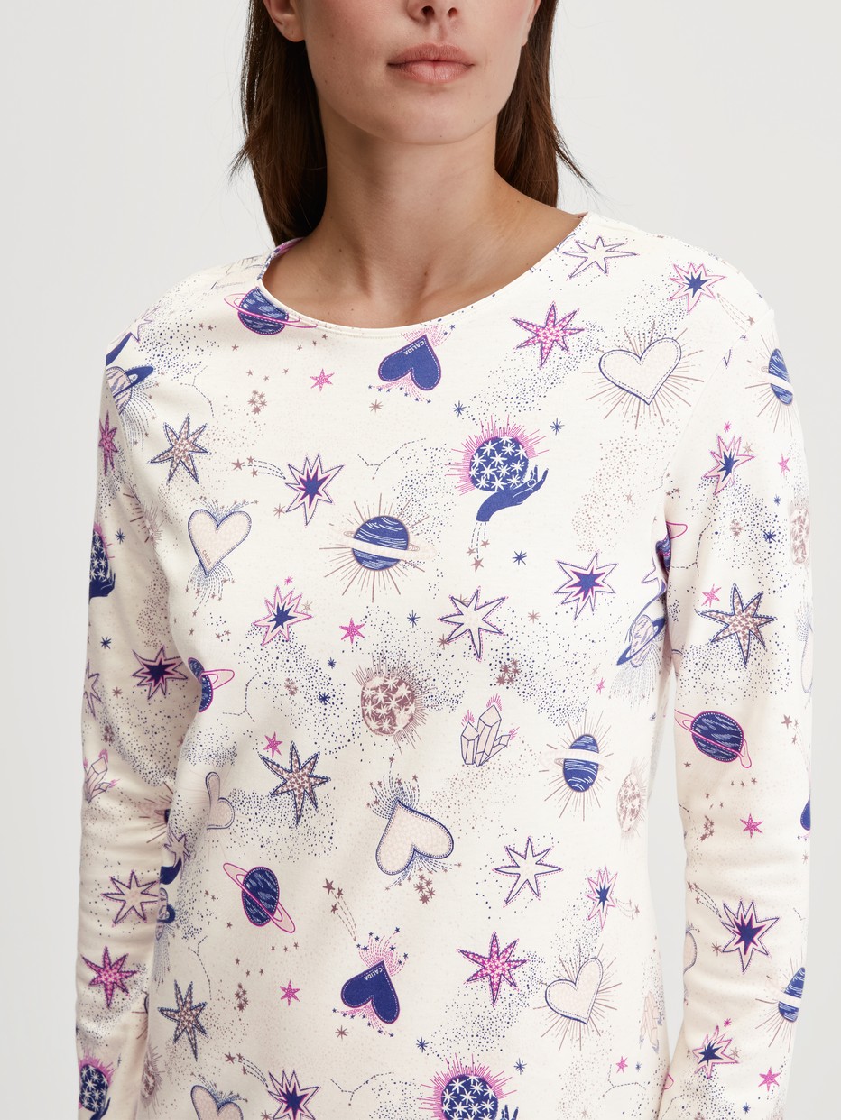 Le mannequin Femme porte le/la Chemise de nuit manches longues – Longueur 100 cm en 100% coton de couleur Beige, À motifs, de la série Favourites Universe de CALIDA, Détail