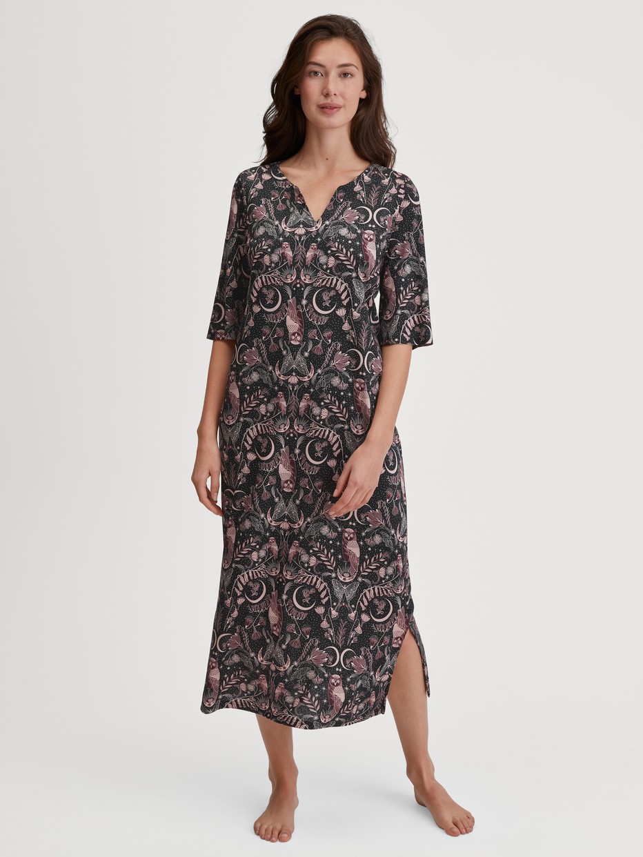 Damen-Model trägt Nachthemd aus Tencel™, Modal und Seide , Länge 120 cm aus Modal in Schwarz, Gemustert aus Serie Favourites Seduction von CALIDA, Vorderansicht