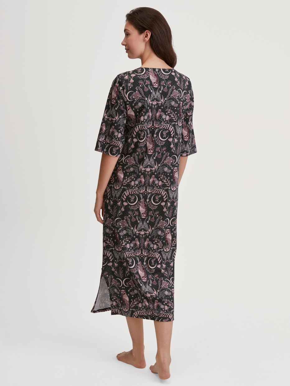 Damen-Model trägt Nachthemd aus Tencel™, Modal und Seide , Länge 120 cm aus Modal in Schwarz, Gemustert aus Serie Favourites Seduction von CALIDA, Rückansicht